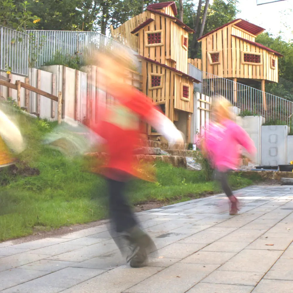 Kinder rennen im Kindergarten